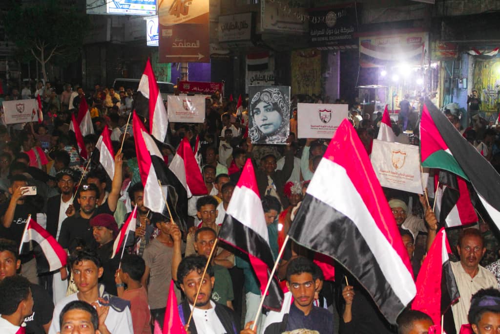 مجلس شباب الثورة يقيم مهرجانا فنيا وخطابيا بمناسبة الذكرى 62 لثورة 26 سبتمبر في شارع جمال بمدينة تعز